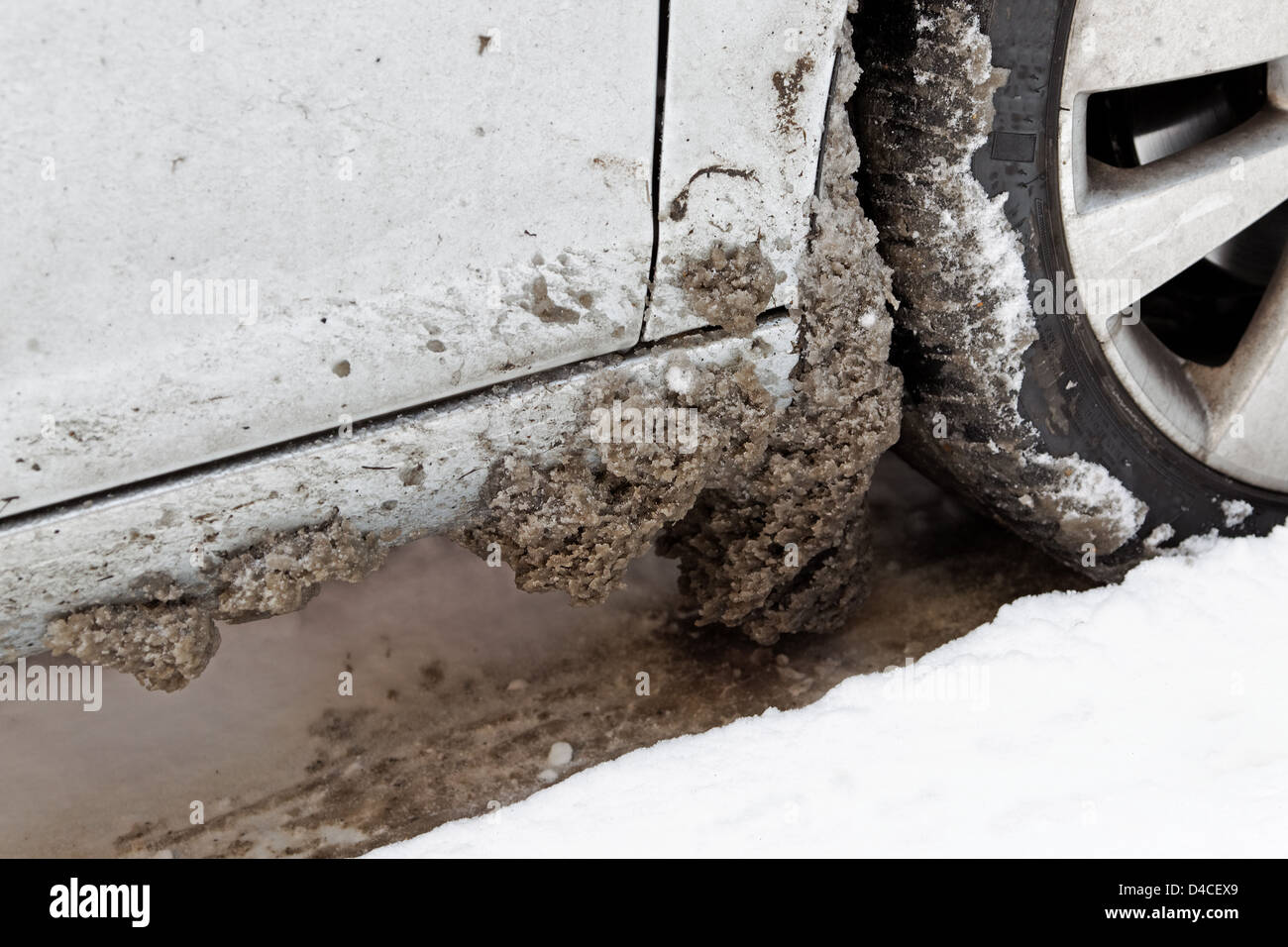 Granite e ghiaccio bloccato alla parte inferiore di una vettura in inverno. Close up con loghi rimosso Foto Stock