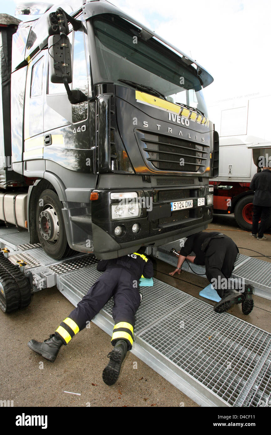 Un camion è controllato per verificare la presenza di difetti da parte di funzionari dell'Ufficio federale tedesco per il trasporto merci e gli austriaci di Ufficio federale dei trasporti durante un giunto per il controllo del traffico aereo tedesco su autostrada Autobahn A5 nei pressi di Bad Krozingen, Germania, 18 ottobre 2007. In particolare i freni e la loro affidabilità operativa sono nel mirino dei controlli e testato con un mobile del dispositivo di prova. Foto: Patrick Seeger Foto Stock