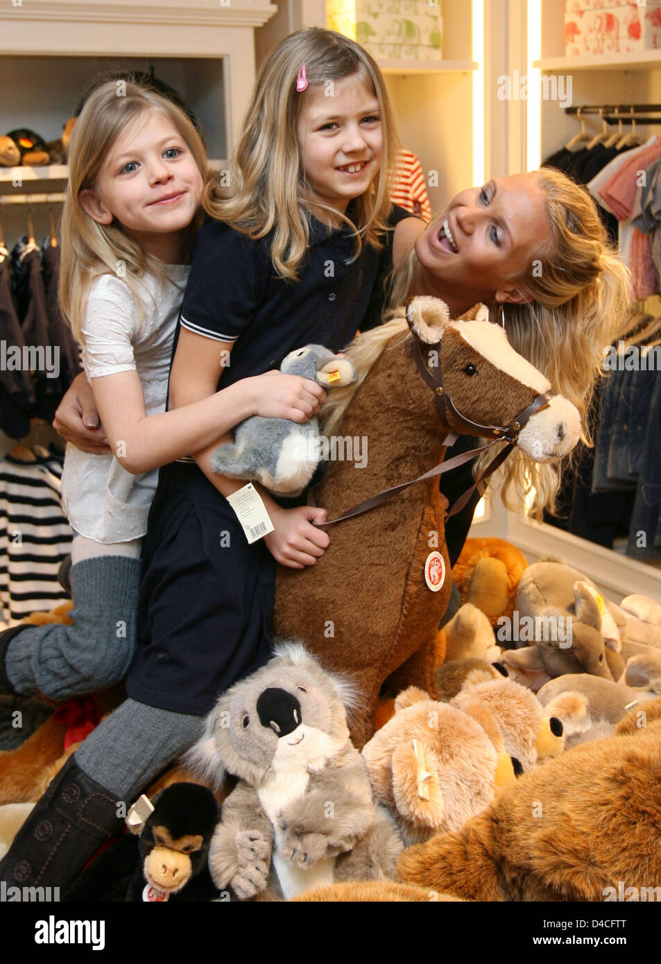 Il tedesco ex ginnasta Brzeska Magdalena (R) pone le sue figlie Caprice (C) e Noemi (L) in corrispondenza di una nuova apertura negozio Steiff a Stoccarda, Germania, 29 gennaio 2008. Brzeska ha vinto numerosi titoli in ginnastica ritmica. Foto: BERND WEISSBROD Foto Stock