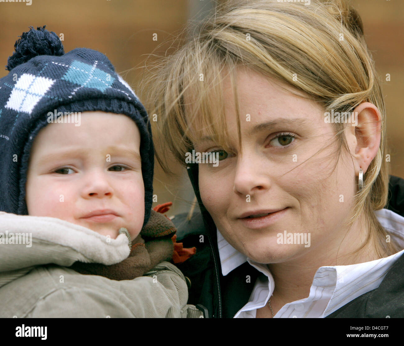 24 enne studente di medicina Janine Bauer e il suo un anno e tre mesi il figlio Johann Gustav raffigurato a Halle, Germania, 1 febbraio 2008. La signora Bauer salvato un cucciolo di tigre la vita in Halle 'Bergzoo' attraverso la bocca a bocca, respirazione dopo che aveva perso coscienza a causa di un pezzo di carne, che è rimasto bloccato in gola durante l'alimentazione. Il Tigrotto fu chiamato "Johann' dopo la Signora Bauer' Foto Stock