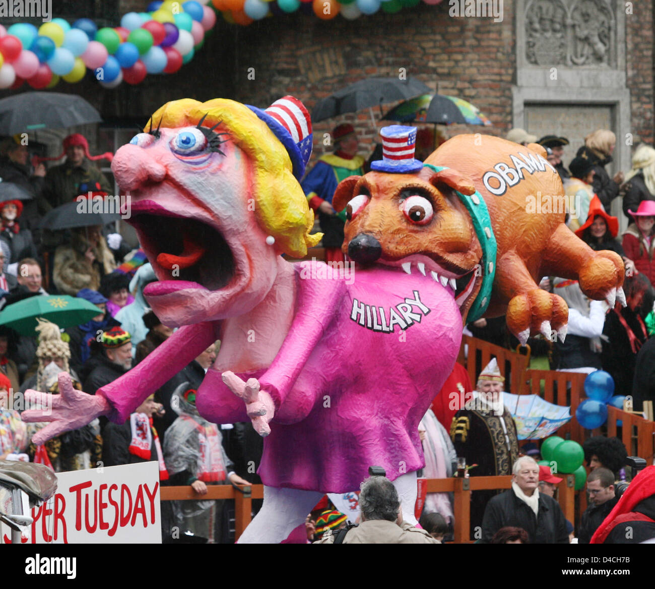 Un 'Super martedì " tema galleggiante raffiguranti i candidati democratici in corsa per la presidenza Usa Hillary Clinton e Barack Obama prende parte alla sfilata di carnevale a Duesseldorf in Germania, 04 febbraio 2008. Con la tradizionale sfilata dal motto "er kann och alles oeverdriewe!" (Nulla può essere overdone) i festeggiamenti carnevaleschi picco in Duesseldorf. Le sfilate di Colonia, Duess Foto Stock