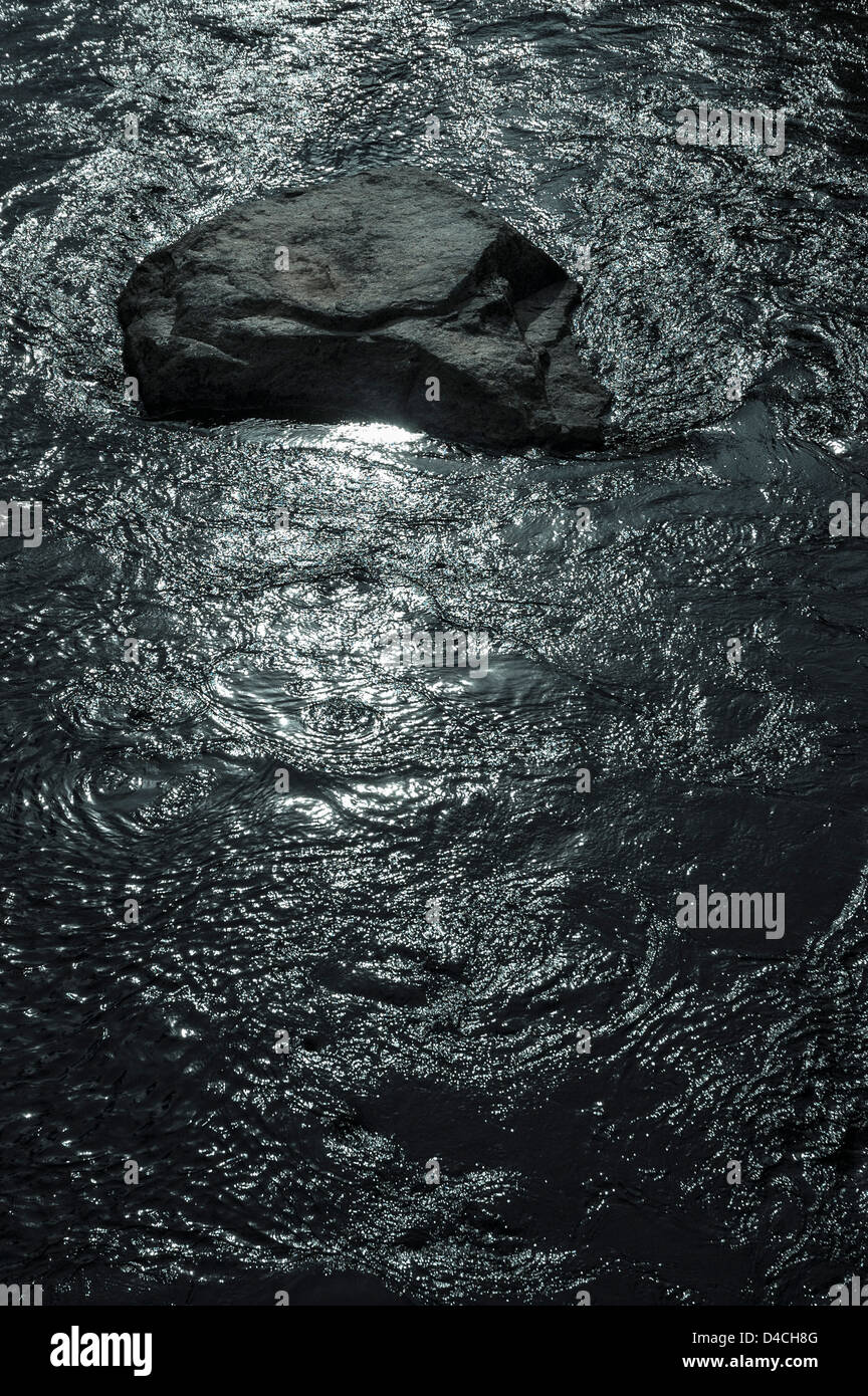 A forma di teschio rock nel fiume Eman a Hogsby, Svezia Foto Stock