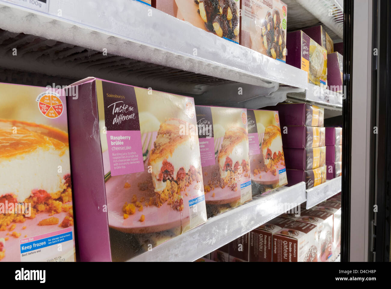 All'interno del supermercato Sainsbury congelatore espositore con 'gusto la differenza' prodotto Foto Stock