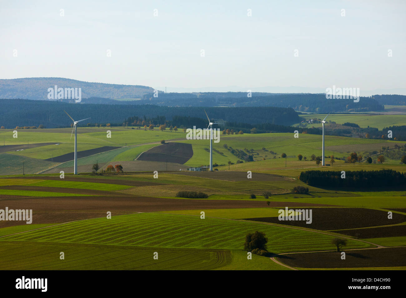Tre turbine eoliche su campi, Hegau, Baden-Wuerttemberg, Germania, Europa Foto Stock