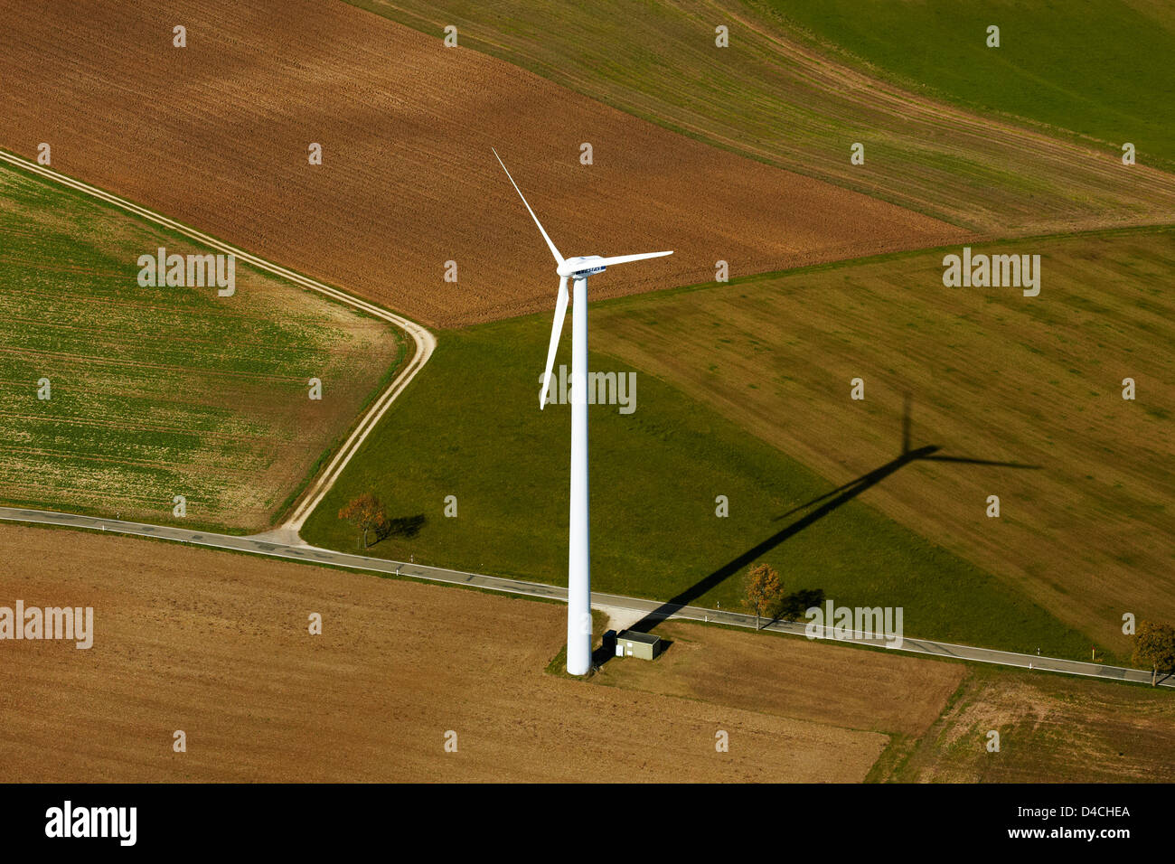 Turbina eolica su campi, Engen, Hegau, Baden-Wuerttemberg, Germania, Europa Foto Stock