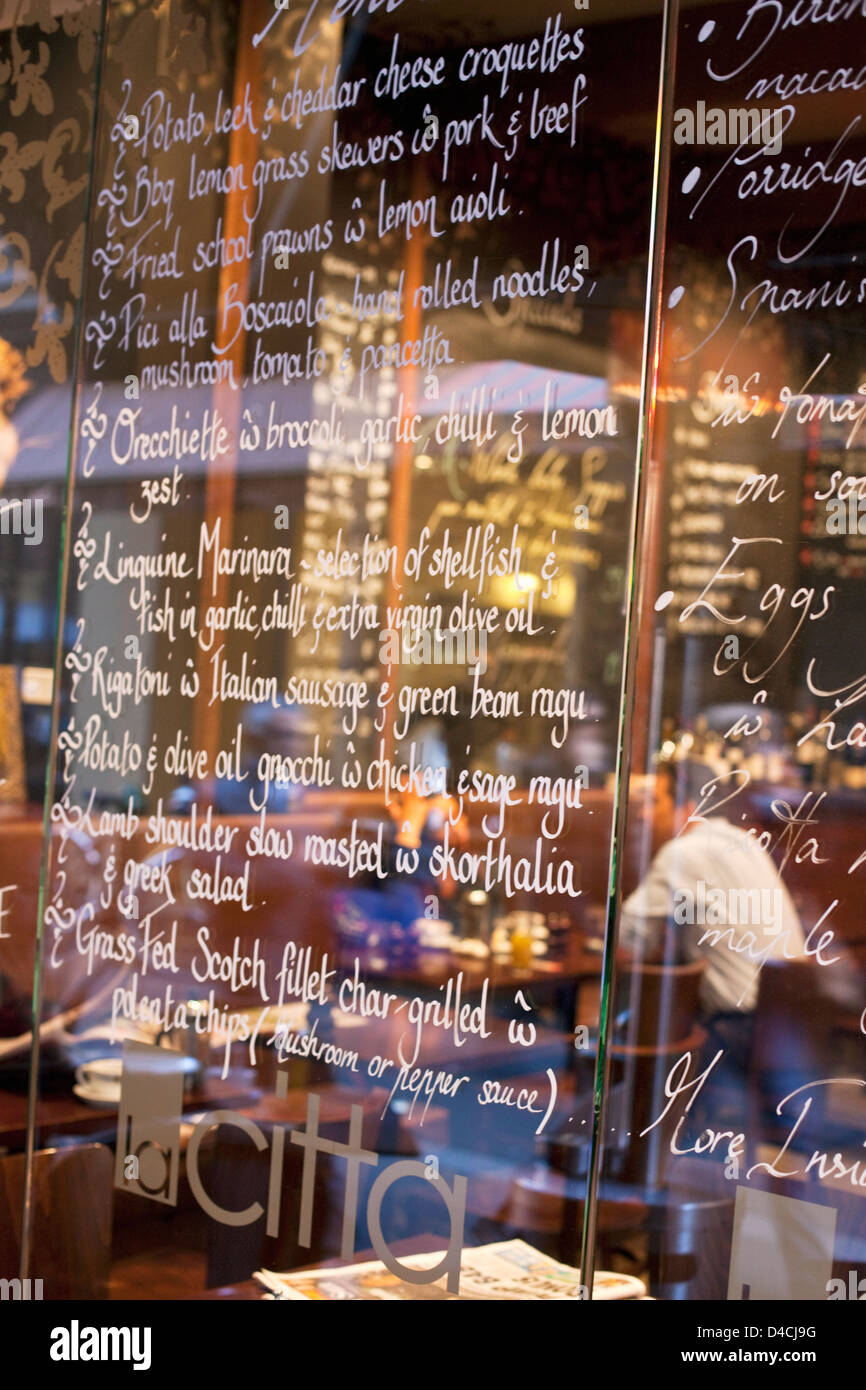 Il menu della finestra a La Citta Cafe e Wine bar sulla Degraves Street. Melbourne, Victoria, Australia Foto Stock