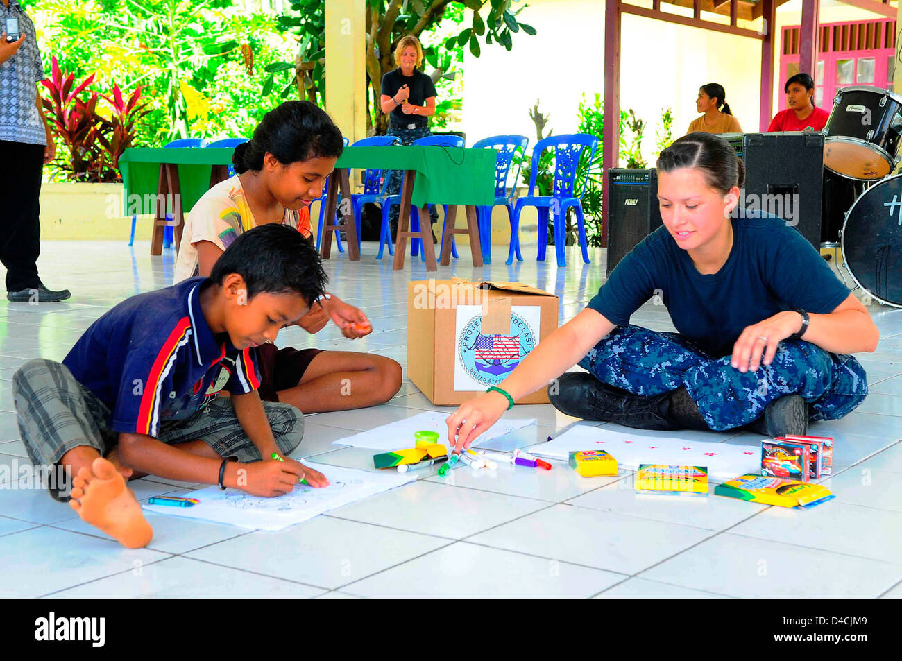 Hospital Corpsman 2a classe Reese Overturf colori con due bambini indonesiano Foto Stock