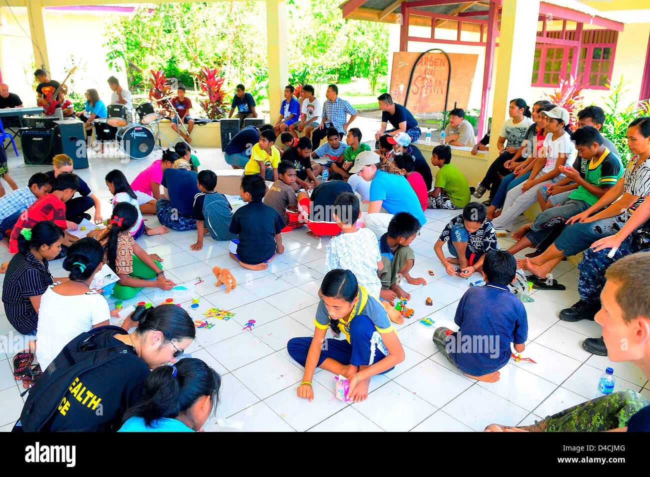 I marinai di interagire con bambini indonesiano Foto Stock