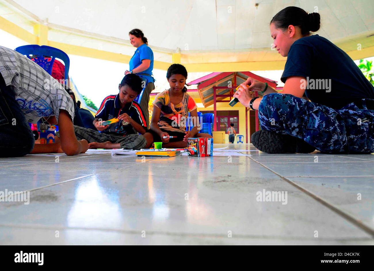 Hospital Corpsman 2a classe Reese Overturf colori con bambini indonesiano Foto Stock