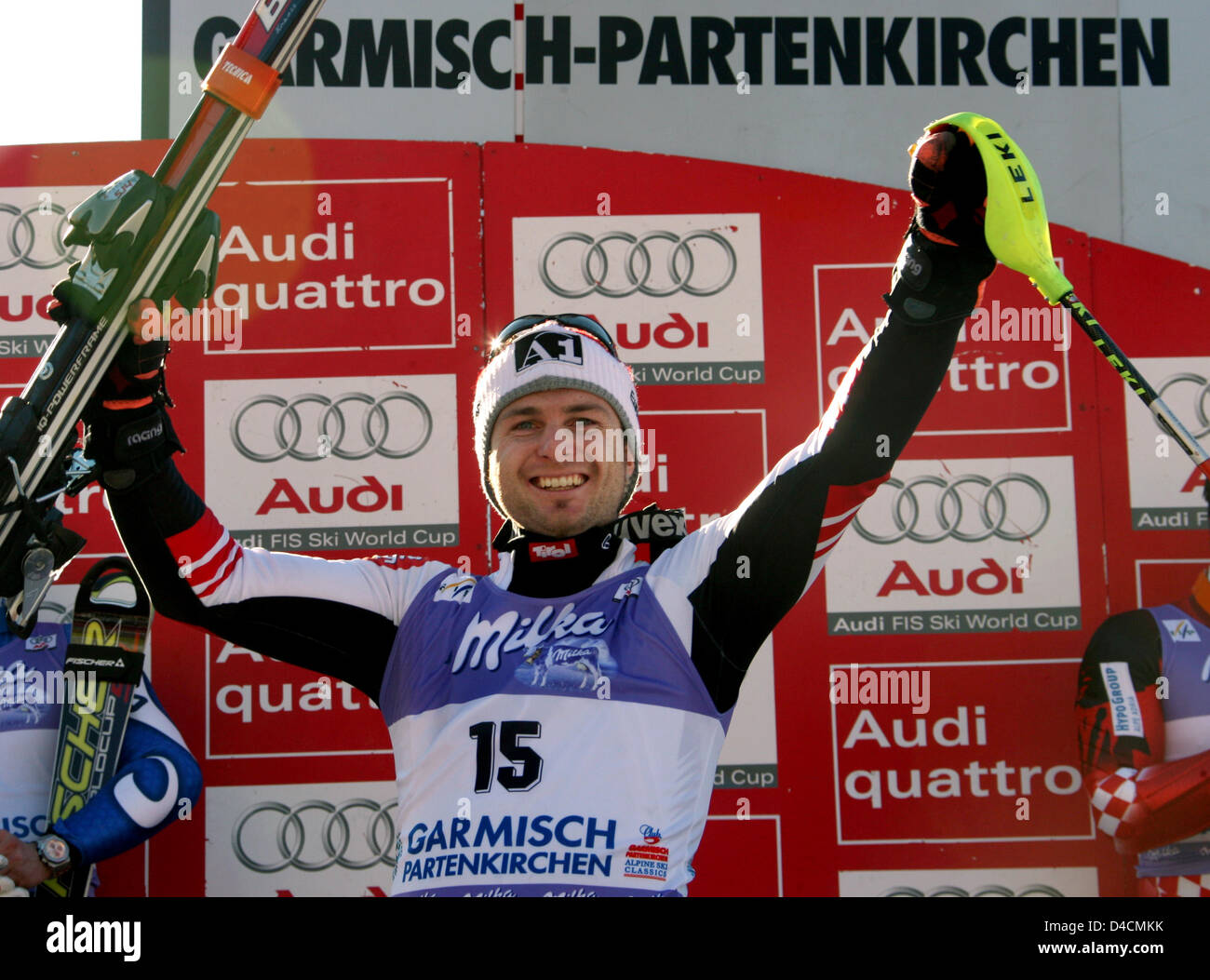 Slalom austriaco racer Reinfried Herbst cheers sul podio dopo la sua vittoria al concorso di slalom della Coppa del Mondo di sci a Garmisch-Partenkirchen, in Germania, 09 febbraio 2008. Foto: STEPHAN JANSEN Foto Stock