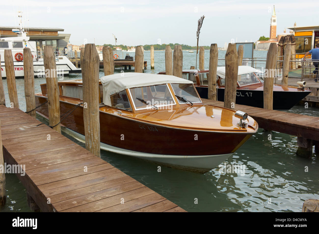 Un splendidamente restaurata la barca di legno ormeggiata a Venezia, Italia Foto Stock
