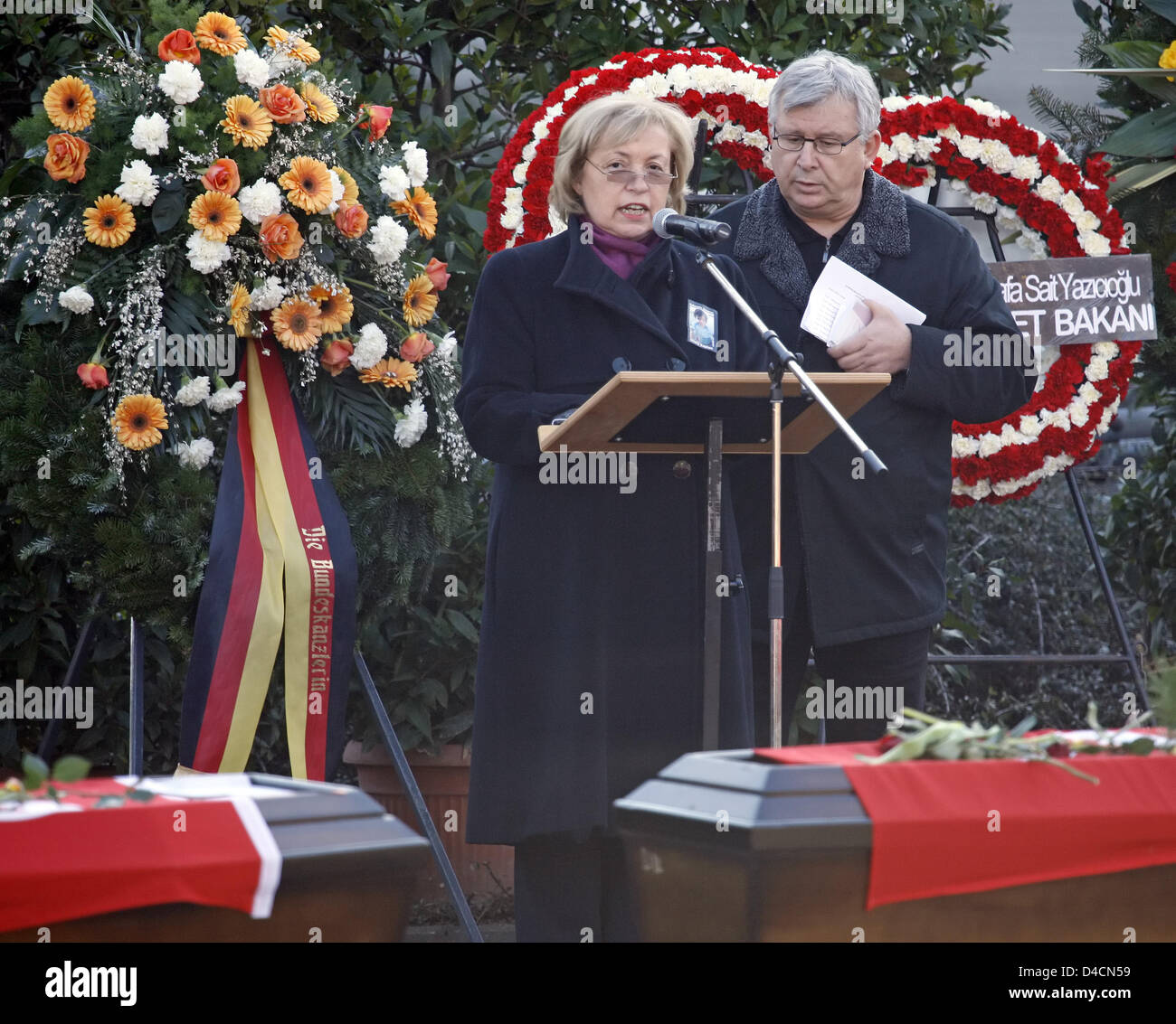 Il Commissario tedesco per la migrazione, i rifugiati e di integrazione Maria Boehmer (L) terrà un discorso durante il memoriale di servizio per le vittime degli incendi in Ludwigshafen, Germania, 10 febbraio 2008. Foto di destra è l'interprete. Che cosa ha causato il fuoco che è costato la vita di cinque bambini e quattro donne di origine turca ancora poco chiara. Le vittime sarà sepolto a loro casa di città Foto Stock