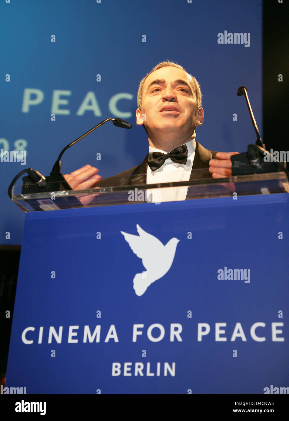 Opposizione russa attivista e leggendario gran maestro di scacchi Garri Kasparov offre un discorso al gala benefico "Cinema per la pace" a Berlino, Germania, 11 febbraio 2008. L'annuale evento di beneficenza avviene nel corso del 58th Berlinale. Foto: Jens Kalaene Foto Stock