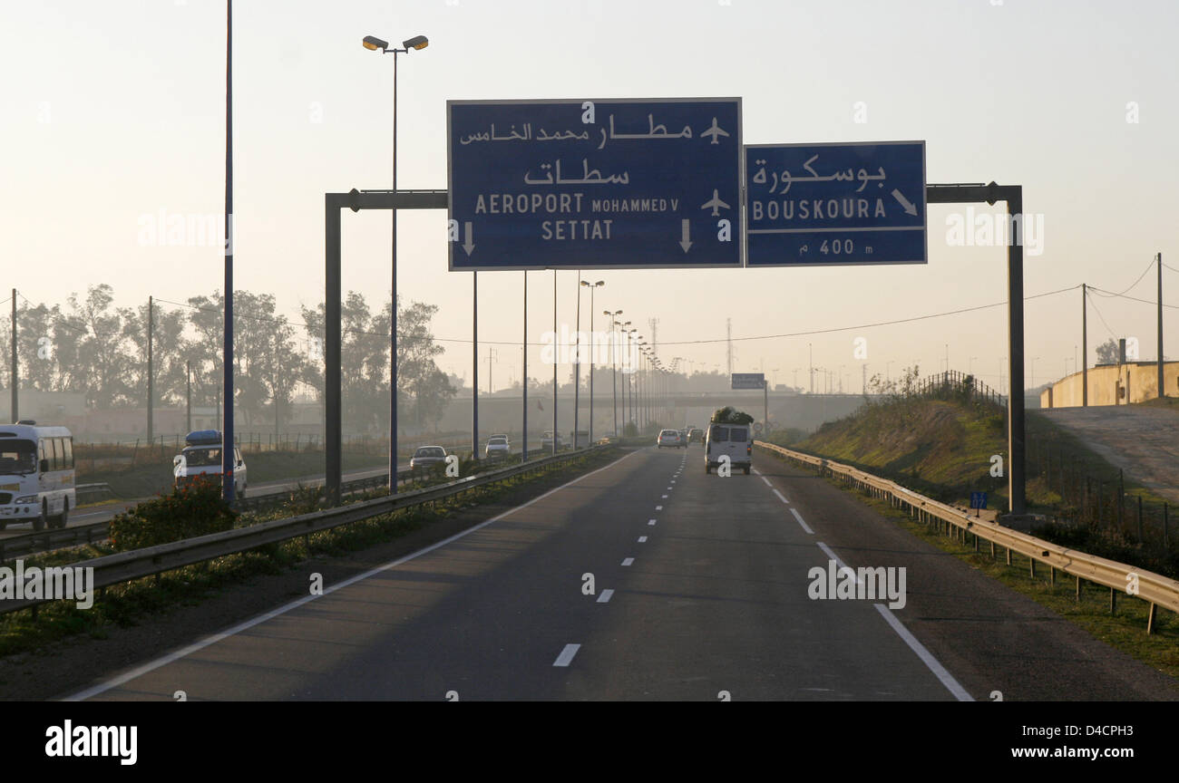 Indicazioni per orientare il cammino di Bouskoura, Settat, e dall'aeroporto Mohammed V di Casablanca, Marocco, 17 dicembre 2007. Foto: Lars Halbauer Foto Stock