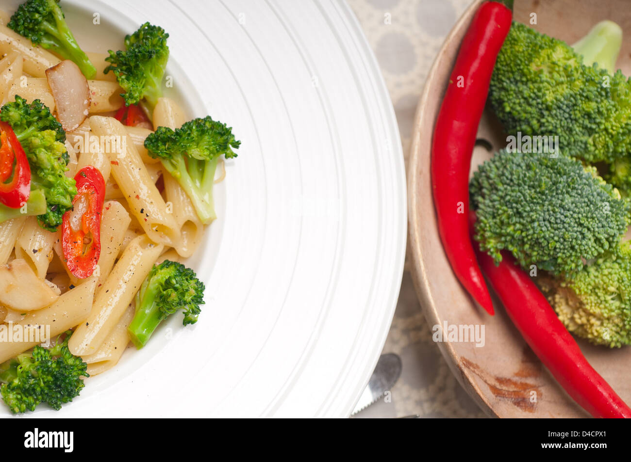 Italiano classico penne Pasta con broccoli e peperoncino rosso Foto Stock