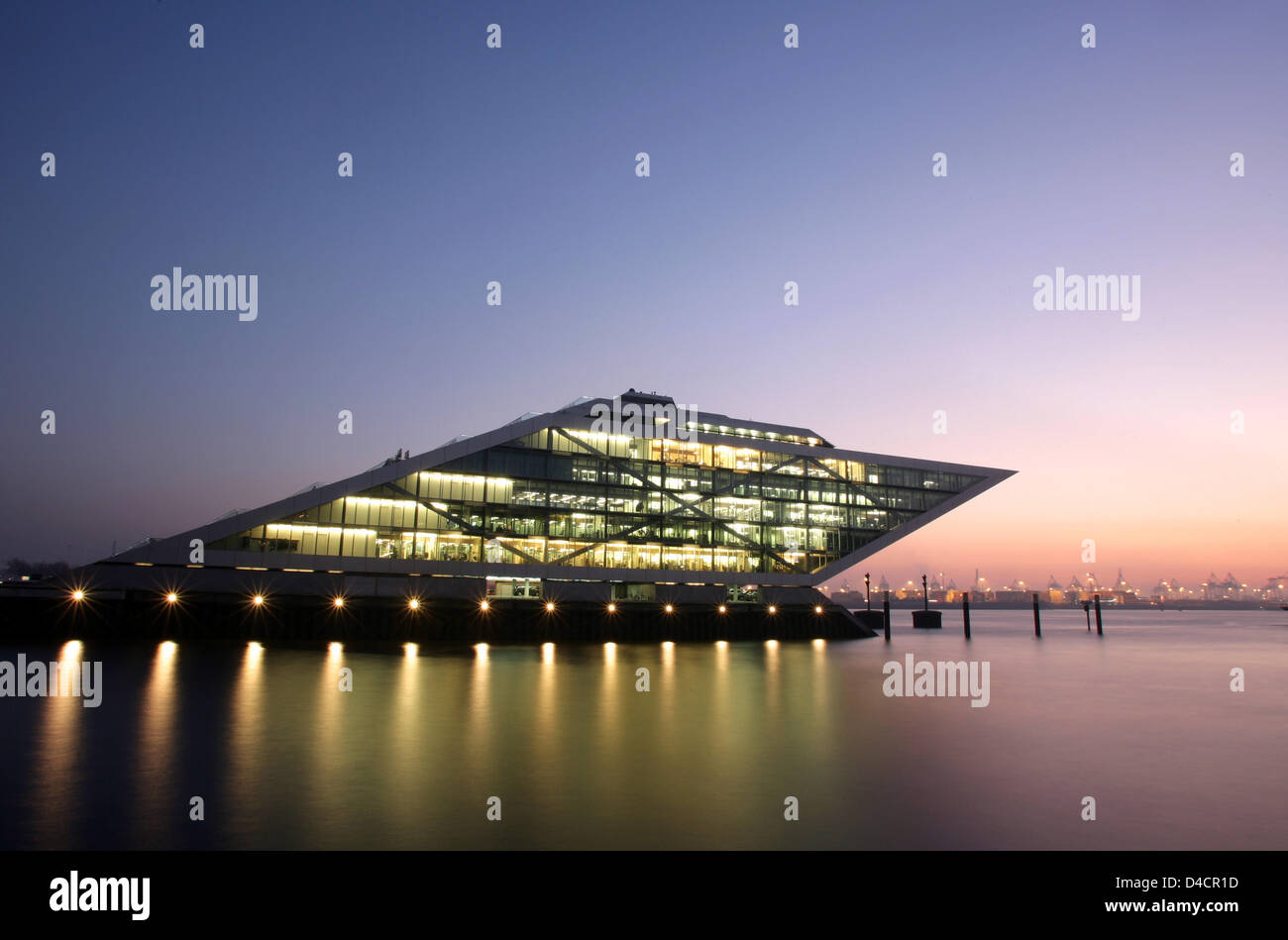 La foto mostra il tramonto dietro il 'Dockland' edificio nel porto di Amburgo, Germania, 11 febbraio 2008. L'edificio dal famoso architetto Hadi Teherani è conformata come una nave e costare circa 30 milioni di euro. Foto: Sebastian Widmann Foto Stock