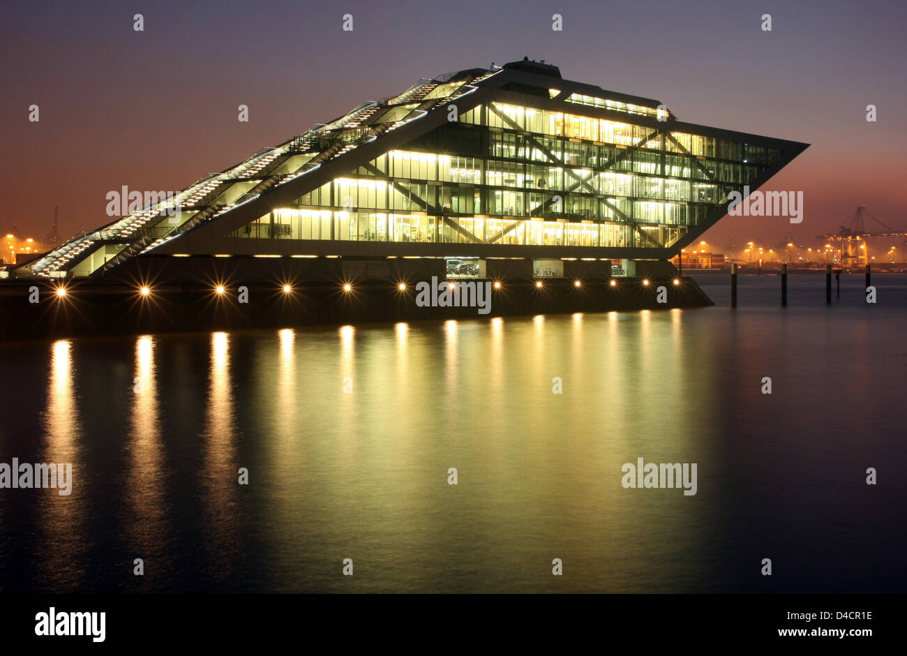 La foto mostra il tramonto dietro il 'Dockland' edificio nel porto di Amburgo, Germania, 11 febbraio 2008. L'edificio dal famoso architetto Hadi Teherani è conformata come una nave e costare circa 30 milioni di euro. Foto: Sebastian Widmann Foto Stock