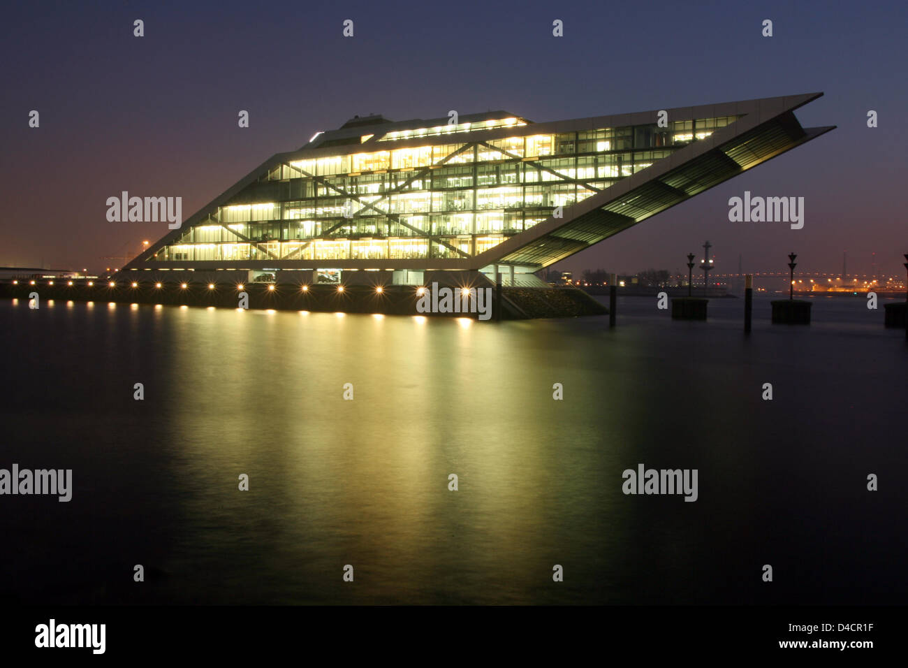 La foto mostra il tramonto dietro il 'Dockland' edificio nel porto di Amburgo, Germania, 11 febbraio 2008. L'edificio dal famoso architetto Hadi Teherani è conformata come una nave e costare circa 30 milioni di euro. Foto: Sebastian Widmann Foto Stock