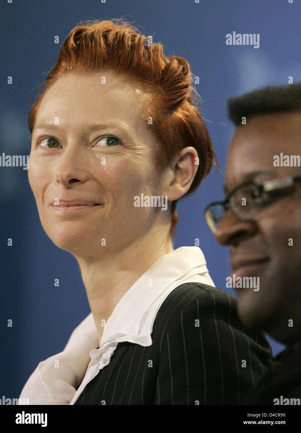 British attrice Tilda Swinton (L) e direttore di Isaac Julien sorriso durante la foto chiamata sul loro film 'Derek" presso il Festival Internazionale del Cinema di Berlino, Berlino, Germania, 15 febbraio 2008. Il film viene eseguito in "Panorama documenti " concorso al 58th Berlinale. Foto: Jan Woitas Foto Stock