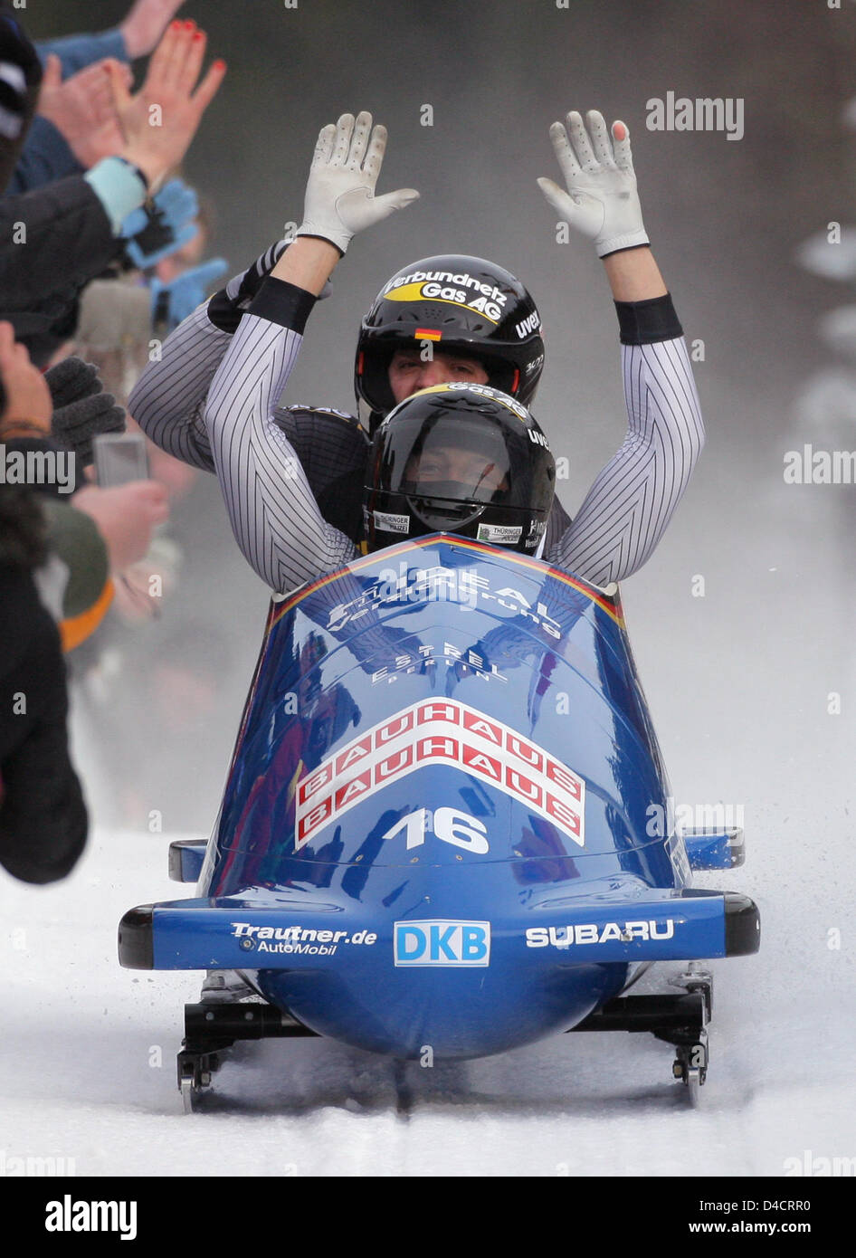 Il tedesco di bob team pilota Thomas Florschuetz (anteriore) e Mirko Paetzold celebrano il loro secondo posto negli uomini twin posti a concorrenza di Bob e Skeleton Campionati del Mondo 2008 in Altenberg, Germania, 16 febbraio 2008. Foto: Matthias Hiekel Foto Stock