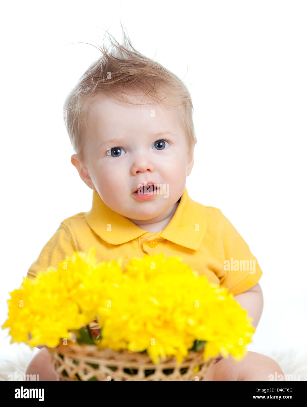 Carino baby boy cestello di contenimento con fiori di colore giallo Foto Stock