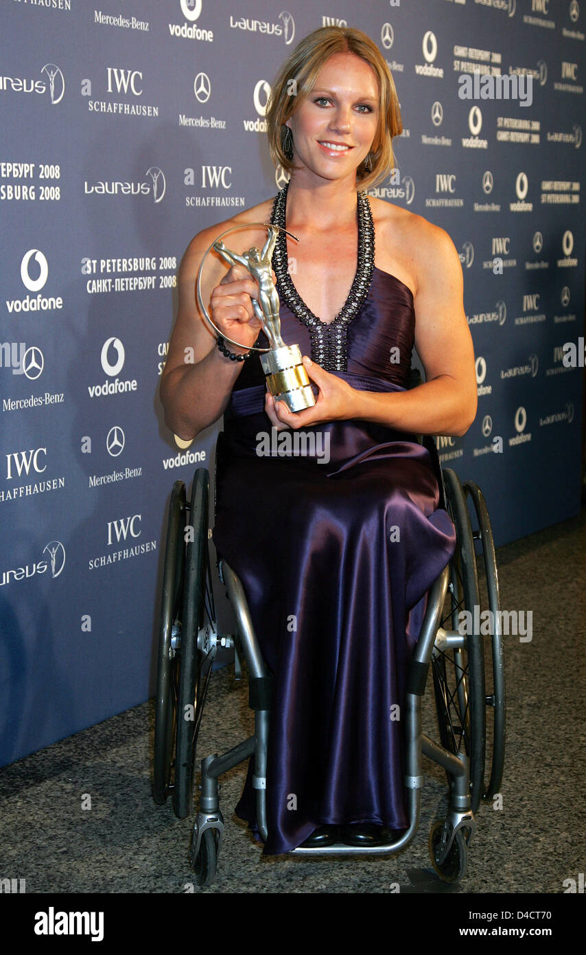 Sedia a rotelle olandese giocatore di tennis esther Vergeer pone con il suo 'Laureus World sportivo dell'anno con una disabilità' award al 'Laureus World Sports Awards" a San Pietroburgo, Federazione Russa, 17 febbraio 2008. Gli atleti eccezionali, che erano state selezionate da una giuria composta da ex atleti di alto livello, si sono aggiudicati il Laureus sports Award il 18 febbraio. Foto: GERO BRELOER Foto Stock