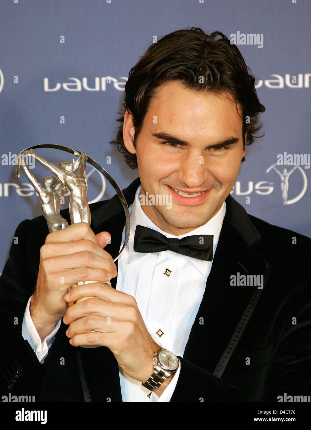 Swiss campionessa di tennis Roger Federer pone con il suo 'Laureus World sportivo dell'anno' award al 'Laureus World Sports Awards" a San Pietroburgo, Federazione Russa, 17 febbraio 2008. Gli atleti eccezionali, che erano state selezionate da una giuria composta da ex atleti di alto livello, si sono aggiudicati il Laureus sports Award il 18 febbraio. Foto: GERO BRELOER Foto Stock