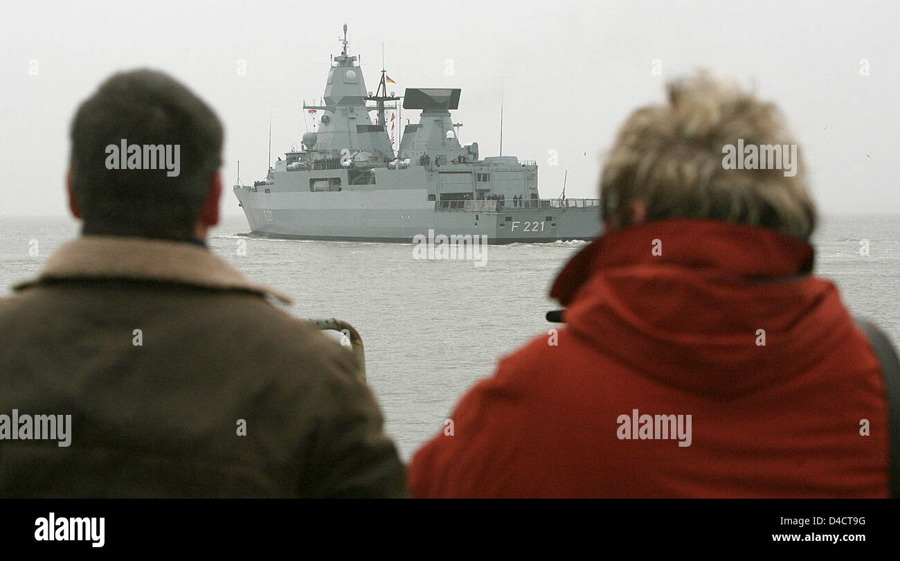 Marina militare tedesca fregata "Hessen' lascia la base navale di Wilhelmshaven, Germania, 19 febbraio 2008. Fregata "Hessen' assume il comando della nave dal ruolo fregata "Bayern" nella missione Unifil off il Libano costa. Fino al luglio 2008 "Hessen' contribuirà a fermare il commercio illegale di armi al Libano. Foto: INGO WAGNER Foto Stock