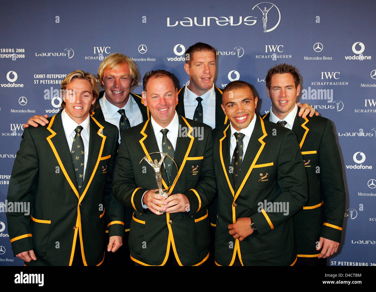 South African incontri internazionali di rugby Percy Montgomery (L), Bryan Habana (2-R) e compagni di squadra posano con il loro "Laureus World Team dell'anno' award al 'Laureus World Sports Awards" a San Pietroburgo, Federazione Russa, 17 febbraio 2008. Gli atleti eccezionali, che erano state selezionate da una giuria composta da ex atleti di alto livello, si sono aggiudicati il Laureus sports Award il 18 febbraio. Foto Stock