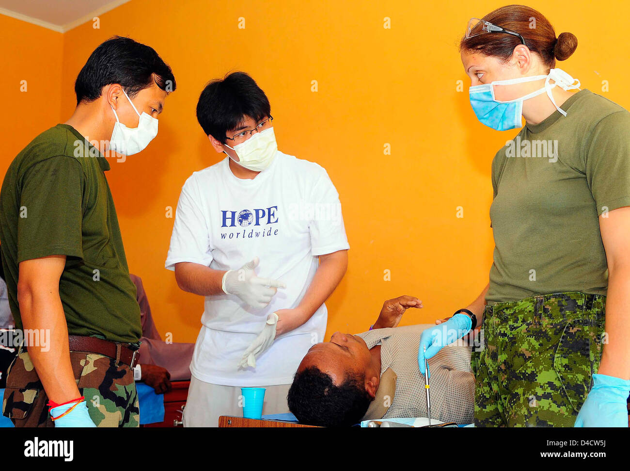 PP 2010 professionisti medici il trattamento di un paziente Foto Stock