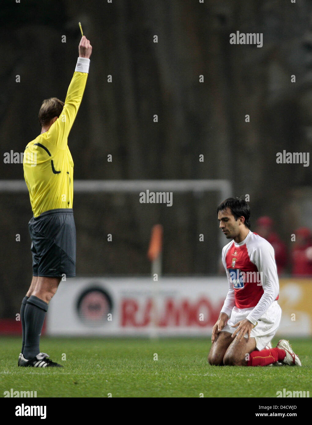 Arbitro Serge Gumienny (L) libri di Braga Roberto Brum (R) durante la Coppa UEFA round di 16 seconda gamba Sporting Braga v Werder Brema presso lo stadio comunale di Braga, Portogallo, 23 febbraio 2008. Brema ha vinto la partita 1-0 e spostare fino a quarto di finale vincendo 4-0 sull'aggregato. Foto: Carmen Jaspersen Foto Stock