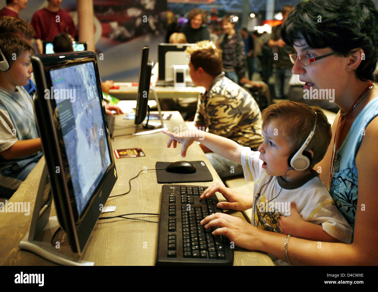 (Dpa) file il file immagine datata 26 agosto 2007 mostra Michaela Holtzinger seduto con i suoi 2 anni di-vecchio figlio Mourice su un computer presso la più grande di tutta Europa giochi per computer fiera commerciale "GC Games Convention di Lipsia in Germania. L'annuale fiera sarà lo spostamento da Lipsia a Colonia e rinominato GAMESCom a partire dal 2009. Il software di intrattenimento asssication BIU preferisce colonia di Leipzi Foto Stock