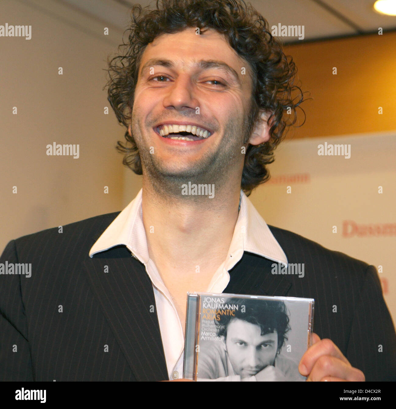 Tenore tedesco Jonas Kaufmann raffigurato in occasione della presentazione del suo nuovo album 'Romantic Arias' a Kulturkaufhaus Dussmann di Berlino, Germania, 20 febbraio 2008. Foto: Karlheinz Schindler Foto Stock