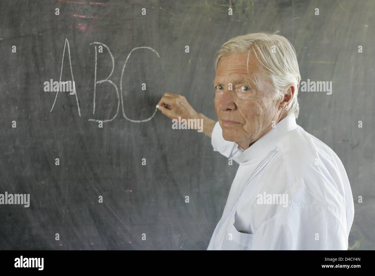 Attore Karlheinz Boehm, fondatore e presidente del consiglio di fondazione dell'organizzazione di aiuti 'Menschen fuer Menschen" (persone per le persone, ) è raffigurato sul margine della inaugurazione a un tecnico Corsi di formazione professionale Centro in Alem Ketema in Etiopia, 26 gennaio 2008. Il Centro è finanziato dalla fondazione Boehm e offre possibilità di treno in diverse technic Foto Stock