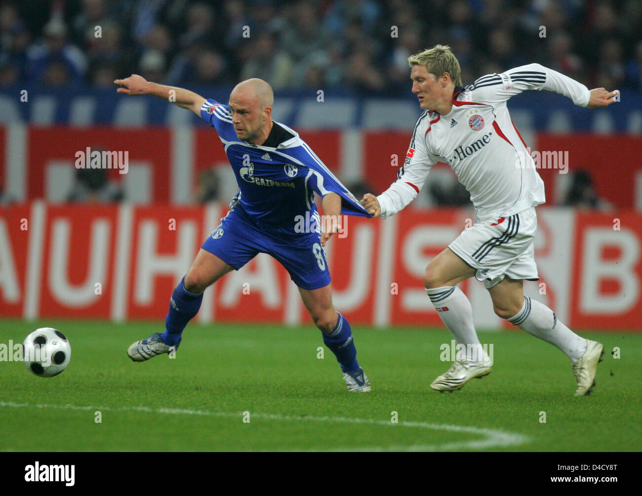 Bastian SCHWEINSTEIGER di Monaco di Baviera (R) falli Schalke di Fabian ERNST (L) nella Bundesliga top scontro FC Schalke 04 v FC Bayern Monaco di Baviera a VeltinsArena stadium di Gelsenkirchen, Germania, 01 marzo 2008. Monaco di Baviera ha sconfitto Schalke 1-0. Foto: Bernd Thissen Foto Stock