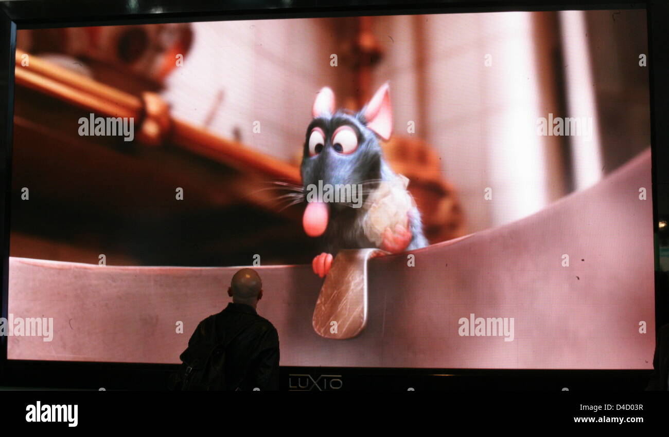 Un visitatore per la fiera CeBIT 2008 esamina ciò che è secondo il suo costruttore italiano Tecnovision di tutto il mondo più grande schermo TV, ad Hannover, Germania, 06 marzo 2008. La 170 inch monitor dispone di un display a LED con la tecnologia HD e costa 450.000 euro. Da 04 a 09 marzo, circa 5.500 espositori da 75 paesi in vetrina i loro prodotti più recenti presso il più grande del mondo trad Foto Stock