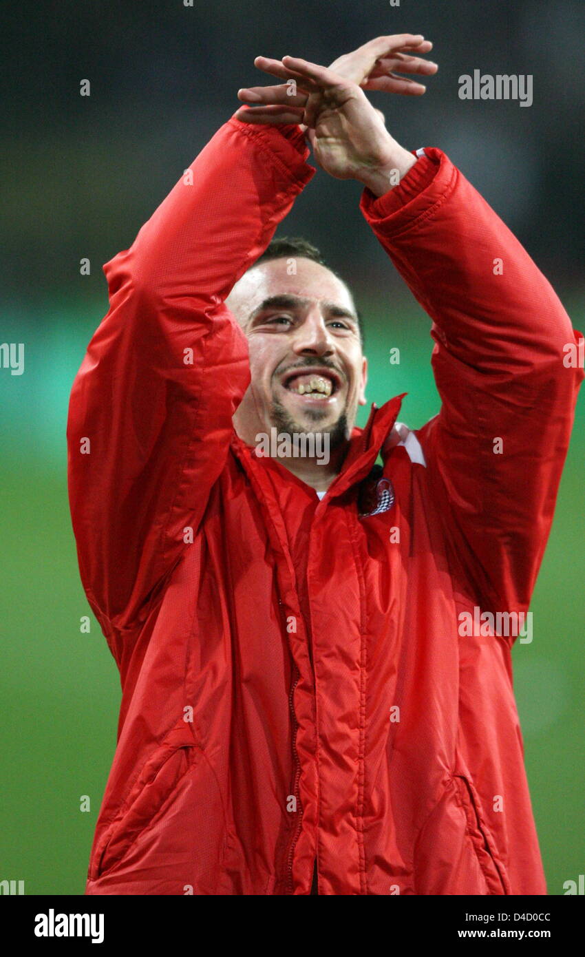 Monaco di Baviera winger di Franck Ribery grazie ai tifosi dopo la vittoria della Coppa UEFA round di 16 1a gamba RSC Anderlecht v FC Bayern Monaco di Constant Vanden Stock stadium di Anderlecht (Belgio), 06 marzo 2008. Lato Tedesco Monaco Di Baviera sezionate lato belga Anderlecht 5-0. Foto: Franz-Peter Tschauner Foto Stock