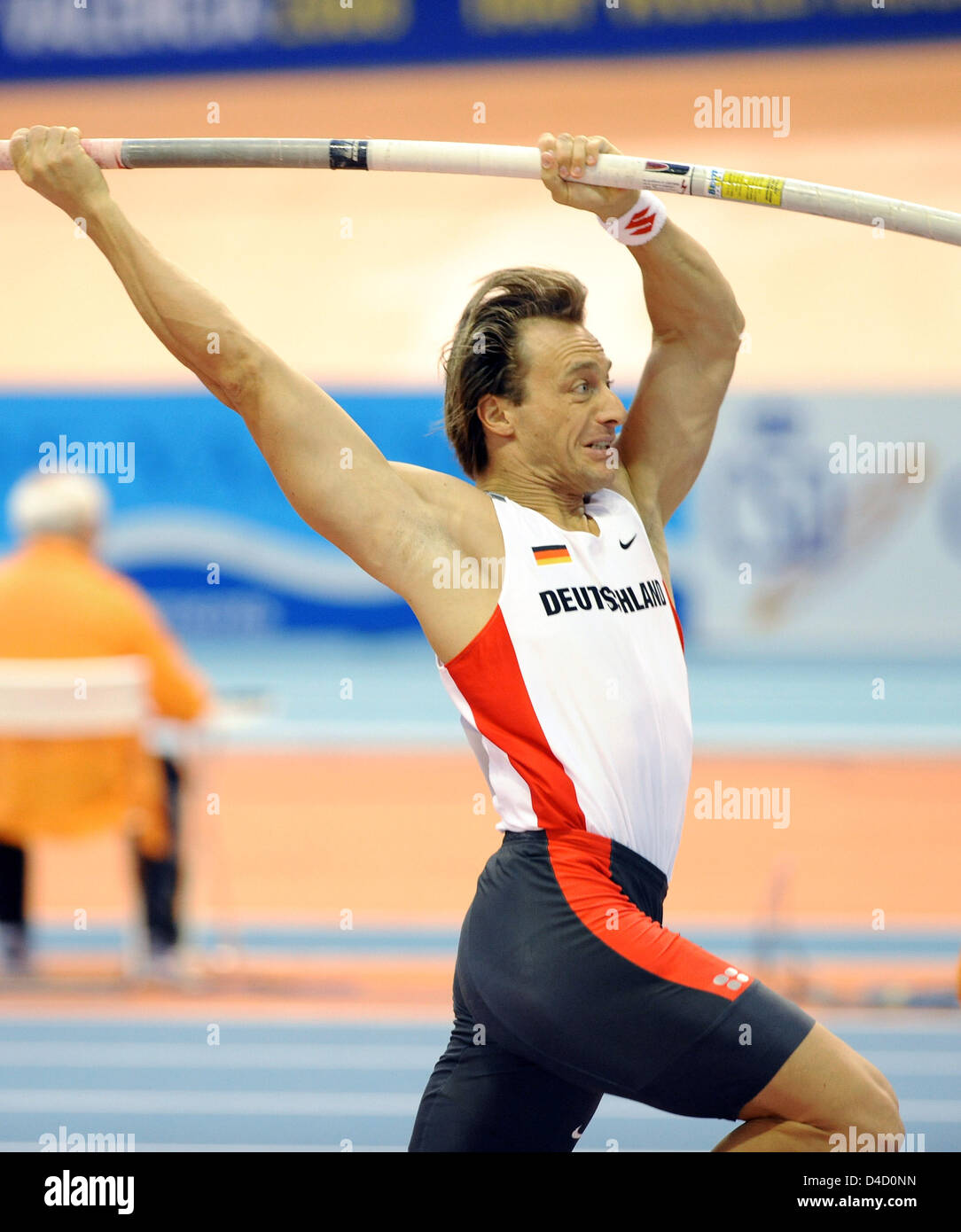 Polevaulter tedesco Tim LOBINGER è raffigurato in esecuzione prima del suo salto durante il dodicesimo IAAF Campionati mondiali Indoor di Atletica Leggera a Valencia, Spagna, 09 marzo 2008. Foto: GERO BRELOER Foto Stock