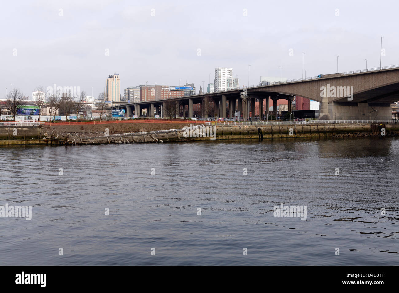 Crollato Fiume Clyde passerella che mostra la sua vicinanza al Kingston Bridge, Anderston Quay, Glasgow, Scotland, Regno Unito Foto Stock