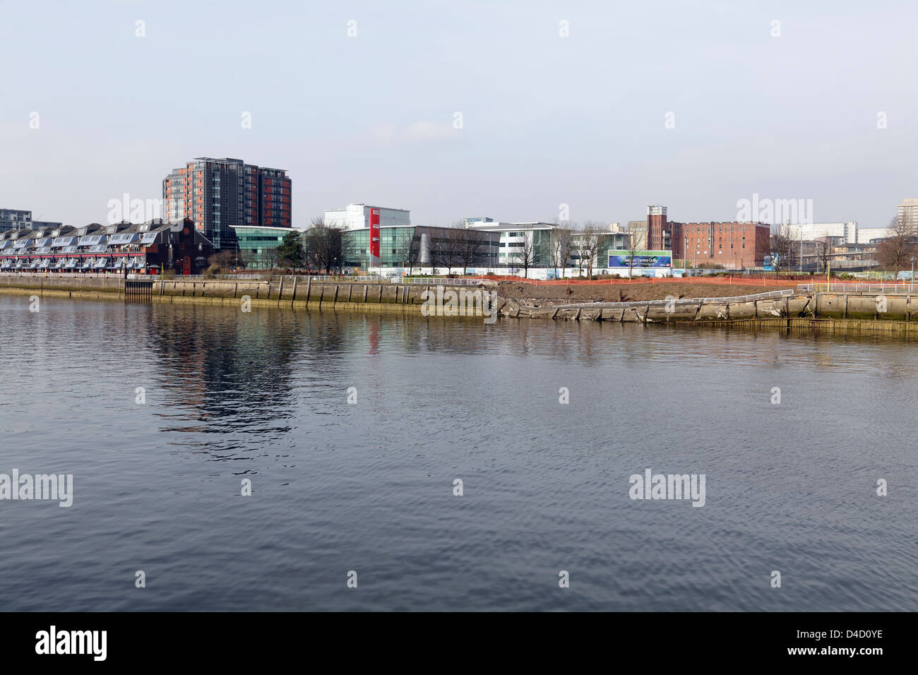 Crollato Fiume Clyde passerella a Anderston Quay che mostra la sua vicinanza ai cappelli su Lancefield Quay, Glasgow, Scotland, Regno Unito Foto Stock