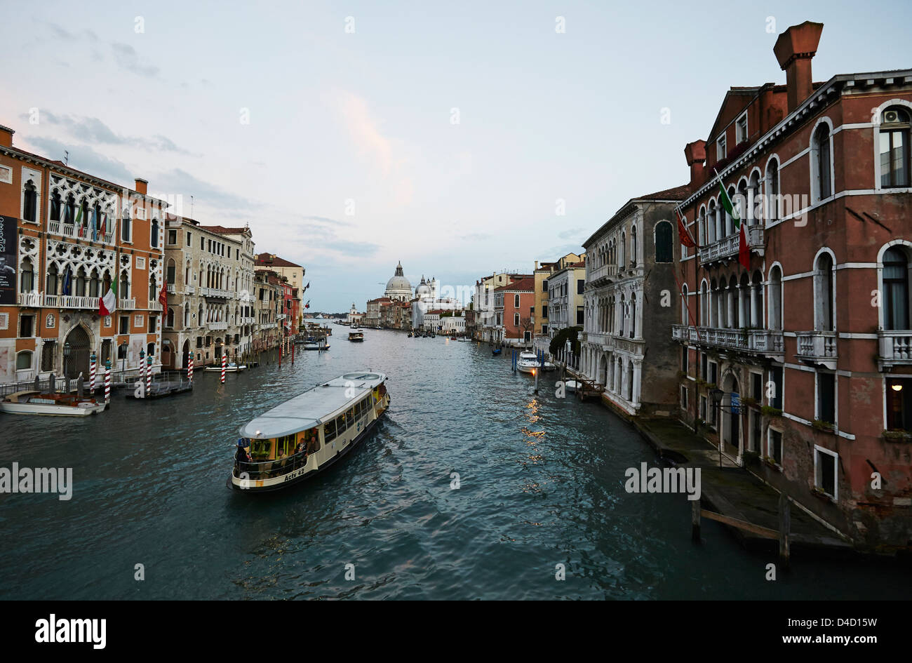 Il vaporetto sul Canal Grande di Venezia, Italia Foto Stock