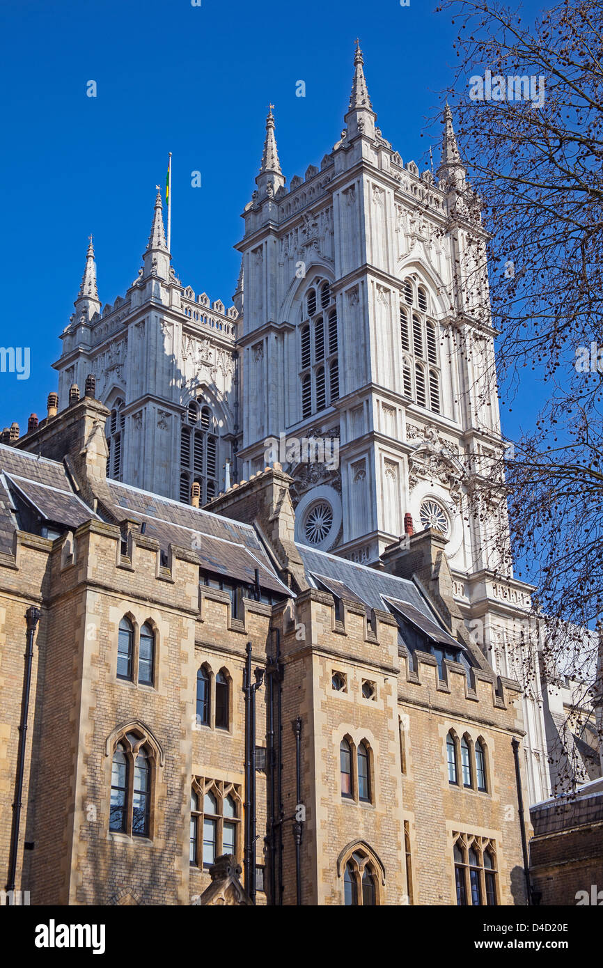 London, Westminster le torri gemelle di Westminster Abbey visto dal Decano della corte Foto Stock