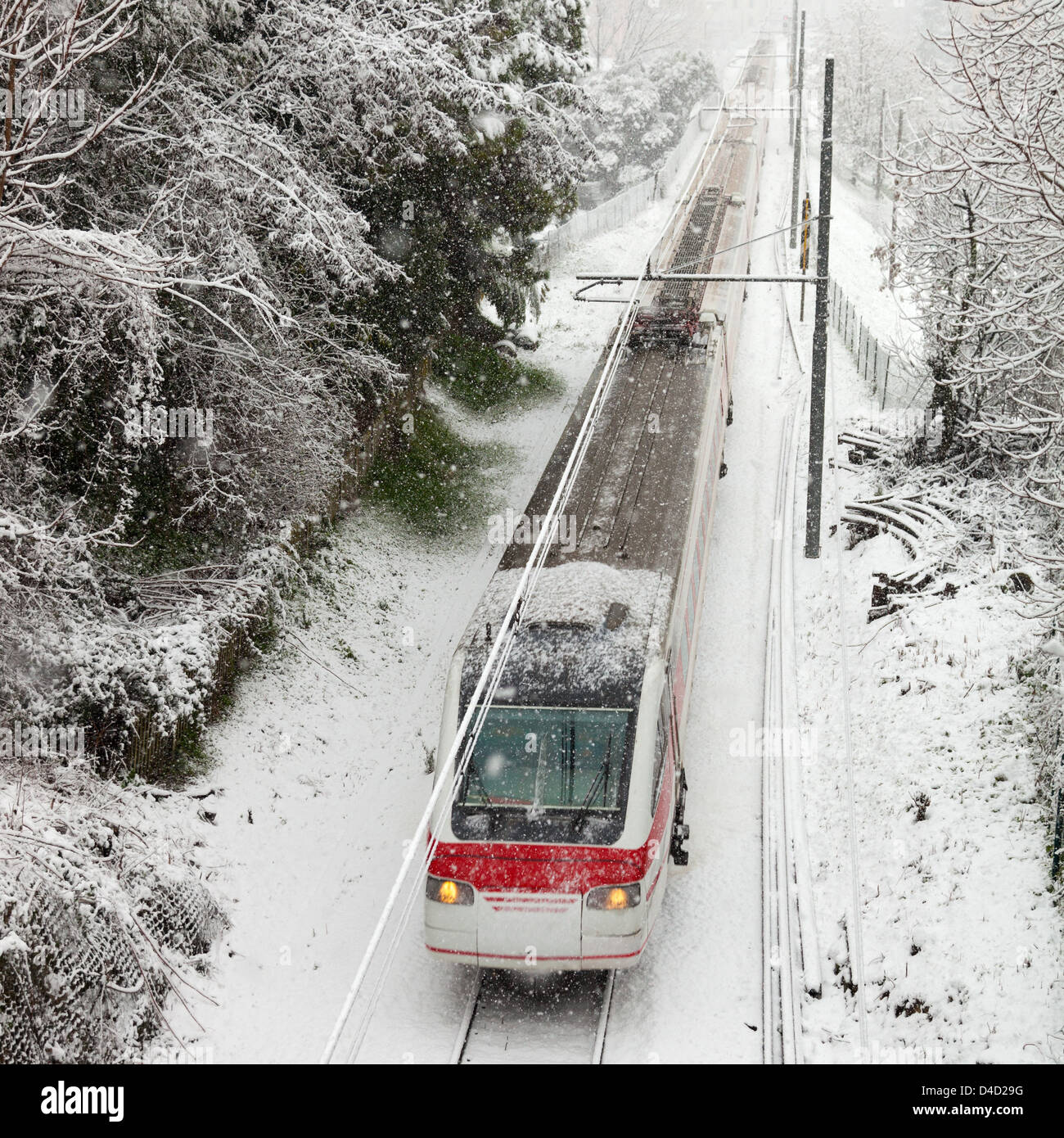 Il moderno treno passando attraverso il paesaggio innevato in inverno Foto Stock
