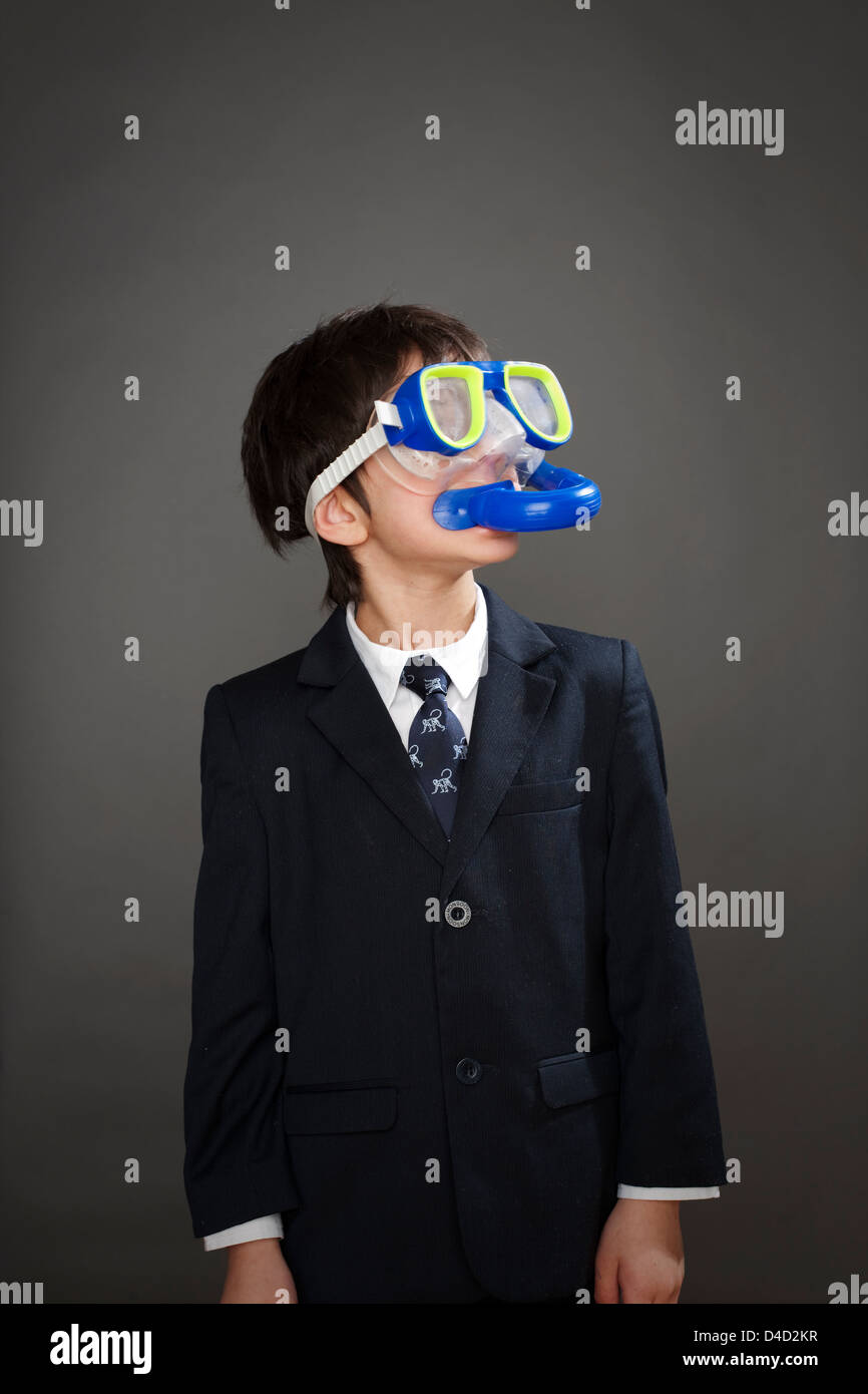 Ragazzo tuta da indossare giacca e snorkeling maschera Foto Stock