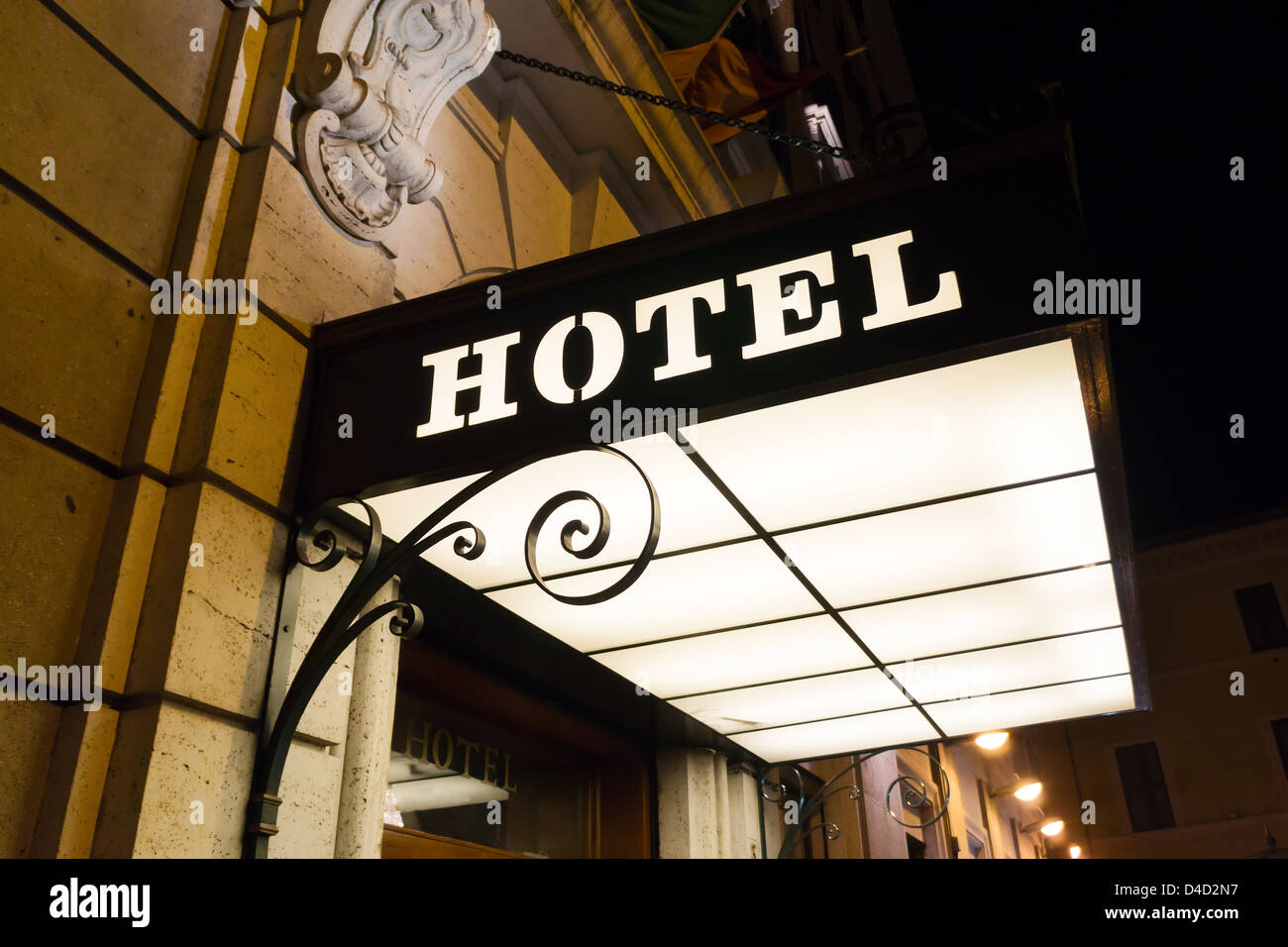 Hotel firmare all'entrata di notte Foto Stock