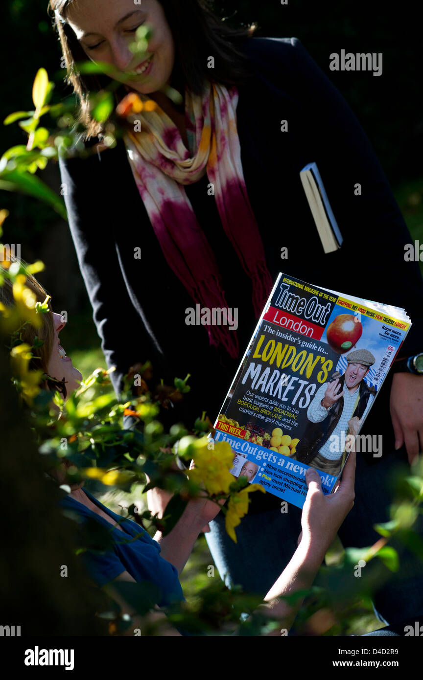 Studentessa con una copia della rivista di timeout Foto Stock