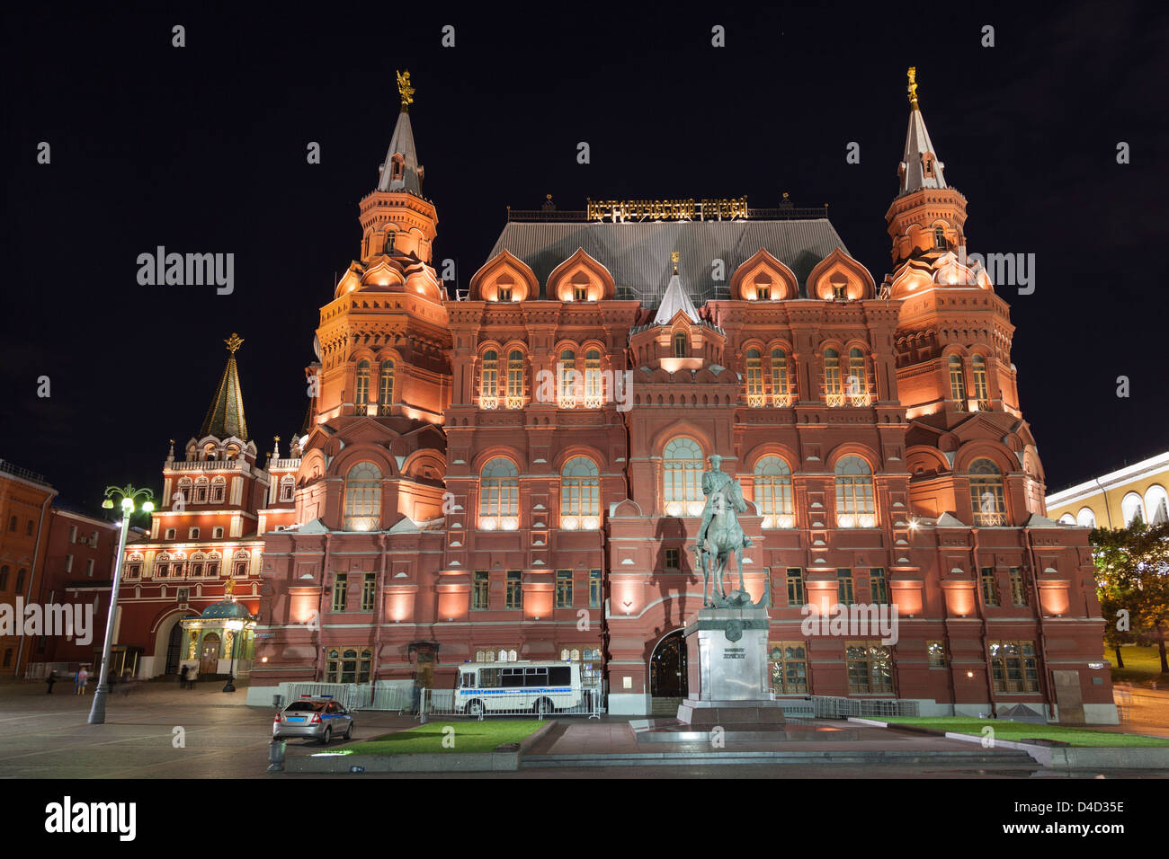 Vista notturna del museo storico statale di Mosca Foto Stock