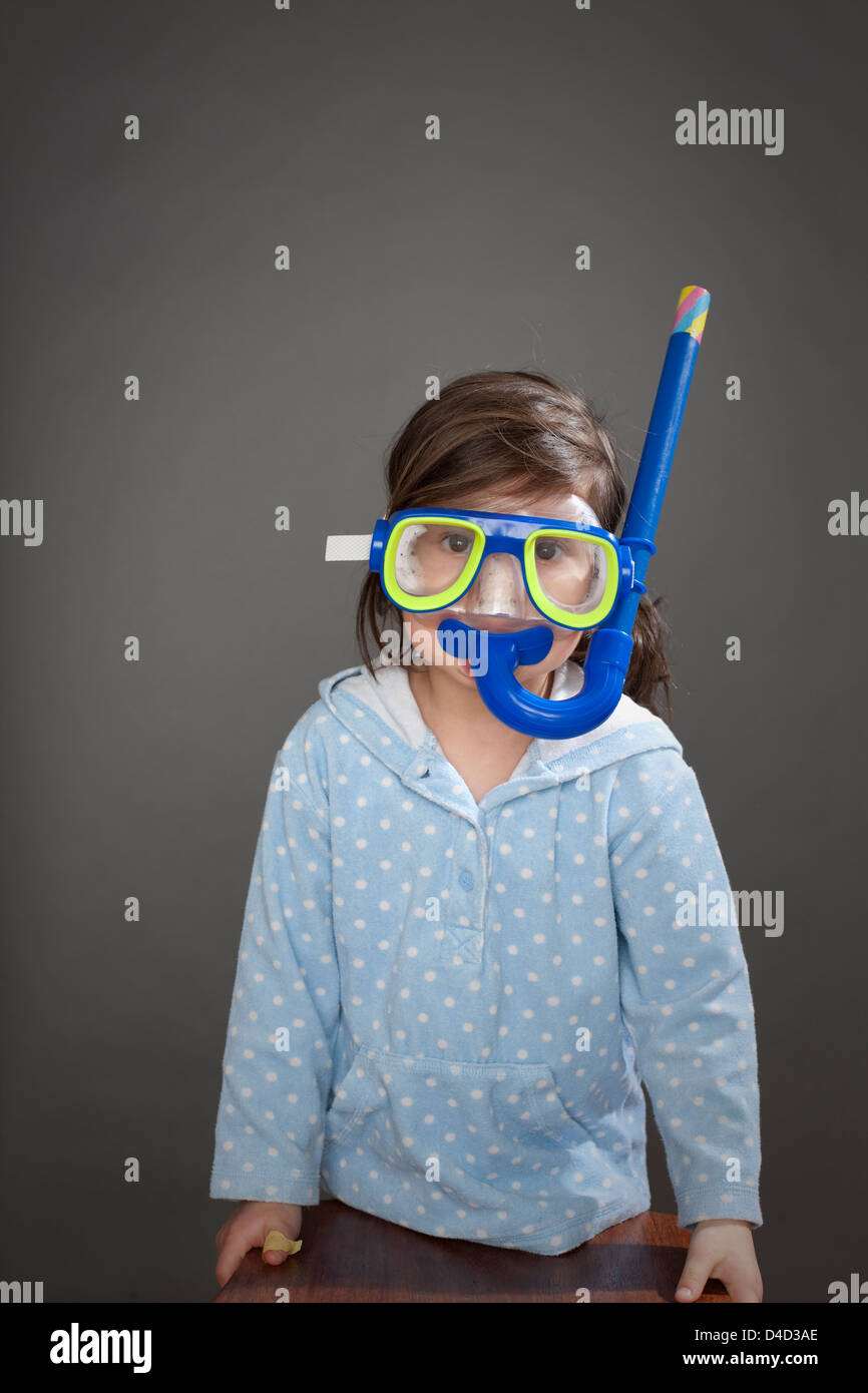 Ragazza blu da indossare maschera snorkel Foto Stock
