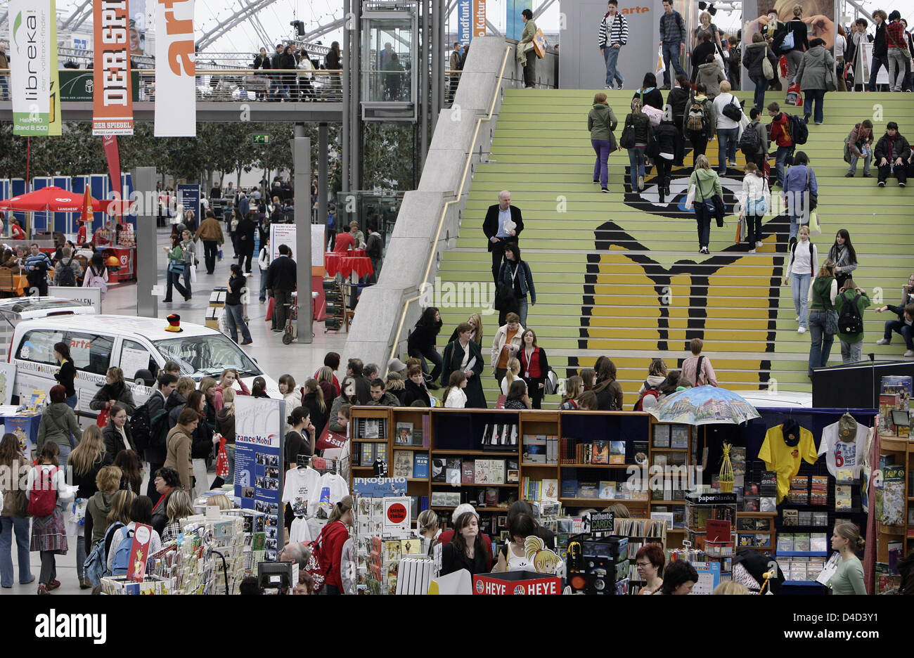 I visitatori alla fiera del libro di Lipsia nella foto a Leipzig, Germania, 13 marzo 2008. Dal 13 al 16 marzo 2008 agli editori di 36 paesi si mostrano le novità dal mercato del libro alla Fiera del Libro di Lipsia. Gli autori presenteranno i loro libri a più di 300 siti nella città durante l'Europa Festival della lettura "Leipzig legge". Foto: ARNO BURGI Foto Stock