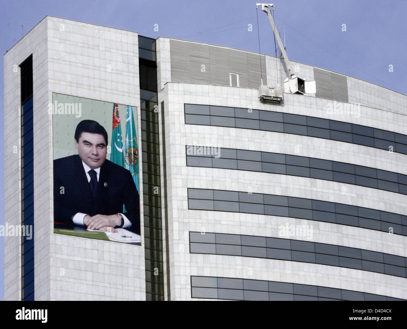 Un poster gigante del Presidente turkmeno Gurbanguly Berdymukhamedov (L) pende dal Ministero del petrolio e del gas nel capitale Aşgabat, Turkmenistan, 25 febbraio 2008. Foto: Tim Brakemeier Foto Stock